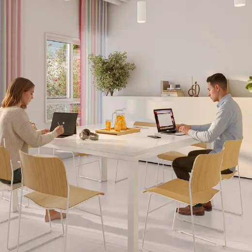 Coworking com mesas e cadeiras